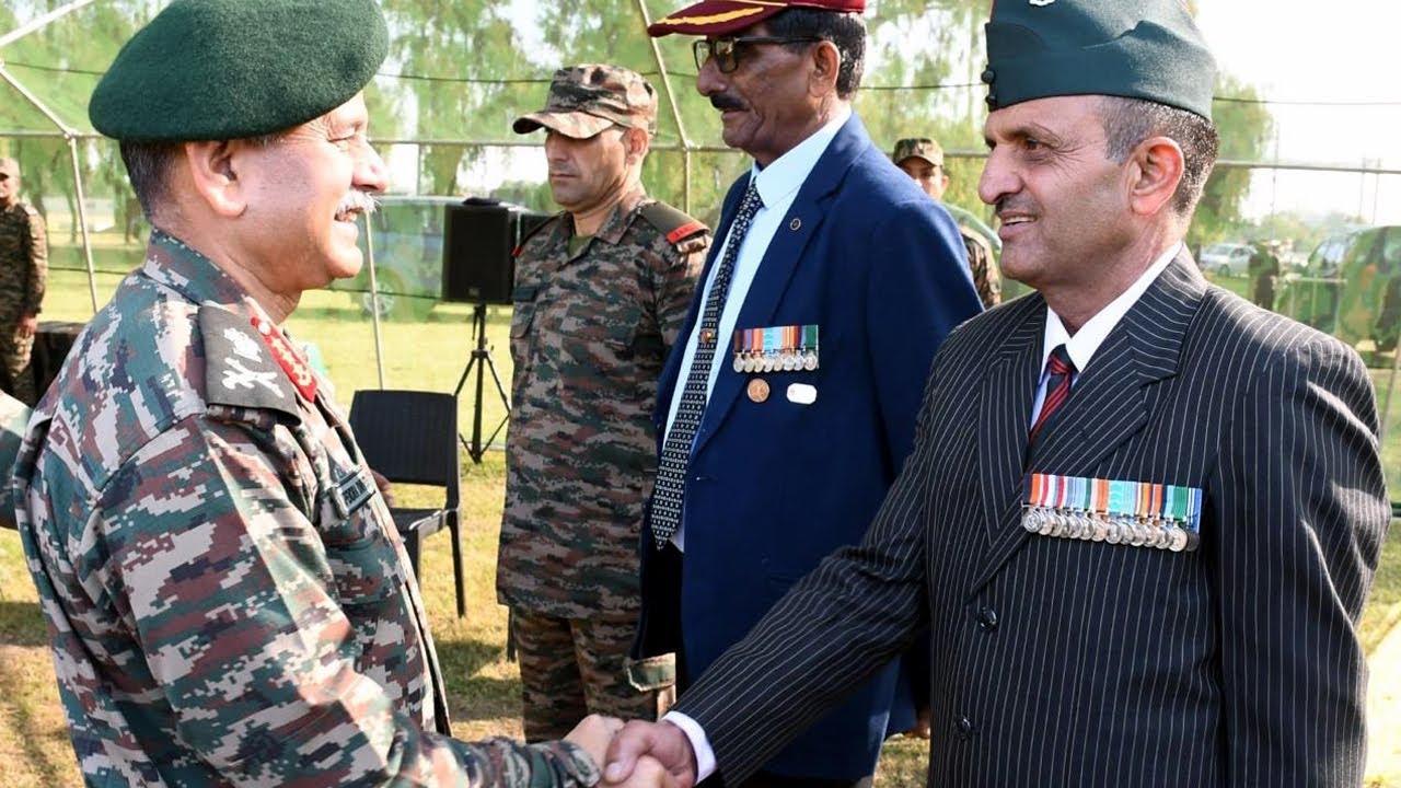 Northern Army Commander Celebrates Diwali Along LOC With Troops ...